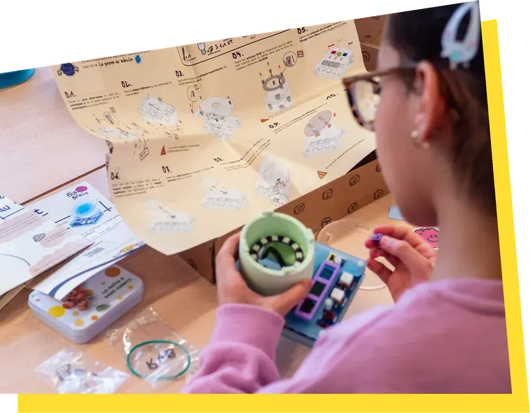 Une enfant assemble son kit Wubo