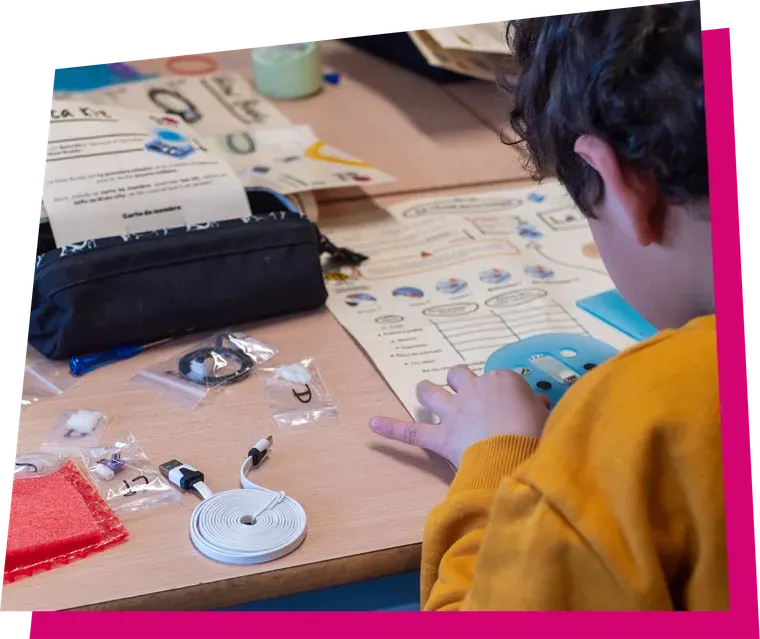 Un enfant concentré sur les composants