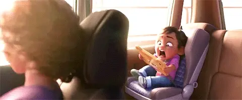 Un enfant qui utilise une tablette