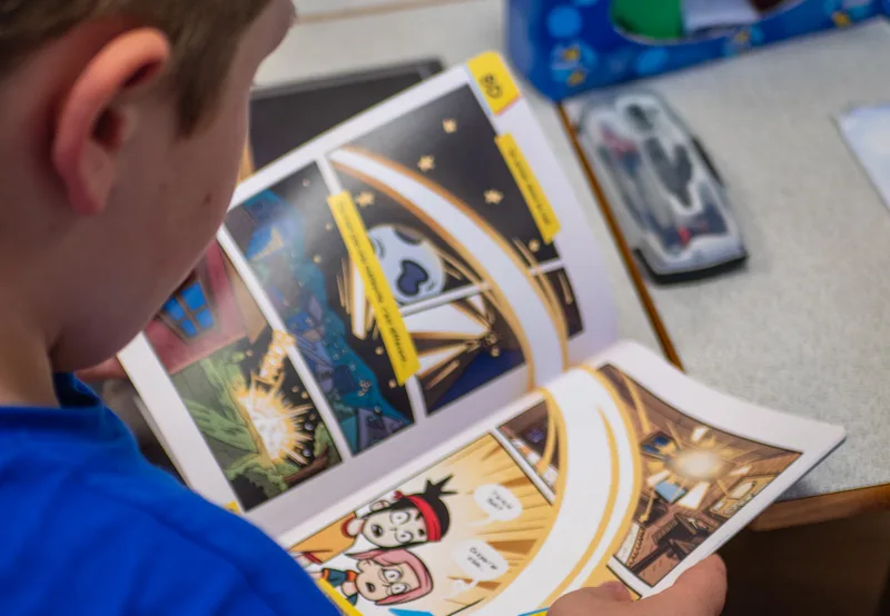 Lecture du magazine d'aventure en atelier